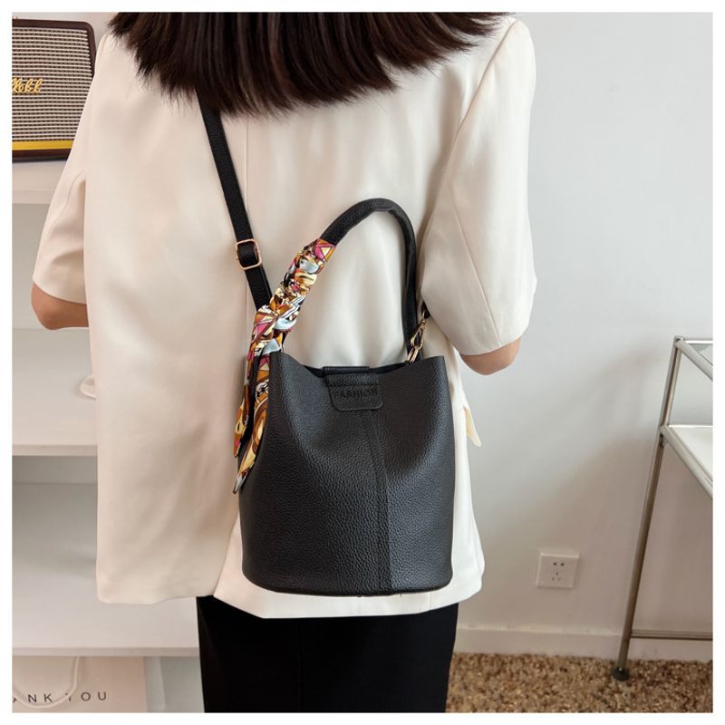 Nuovo per le donne alla moda e di alta qualità sciarpa di seta semplice borsa a tracolla secchiello tenuta a mano_voghion.com