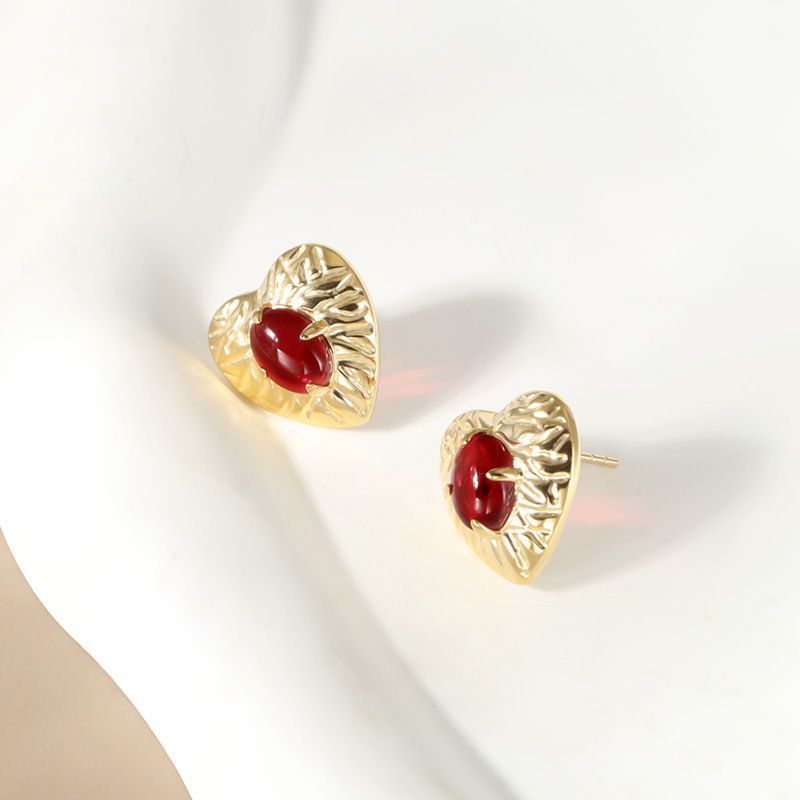 Orecchini sterg sier zircone rosso amore orecchio fibbia luce autunno e inverno nicchia ins orecchini all'ingrosso donne di alta gamma_voghion.com