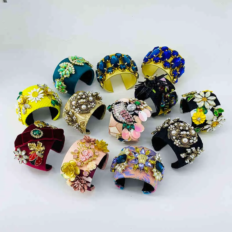 Pulseira de bracelete com berloques barroca e flores strass_voghion.com