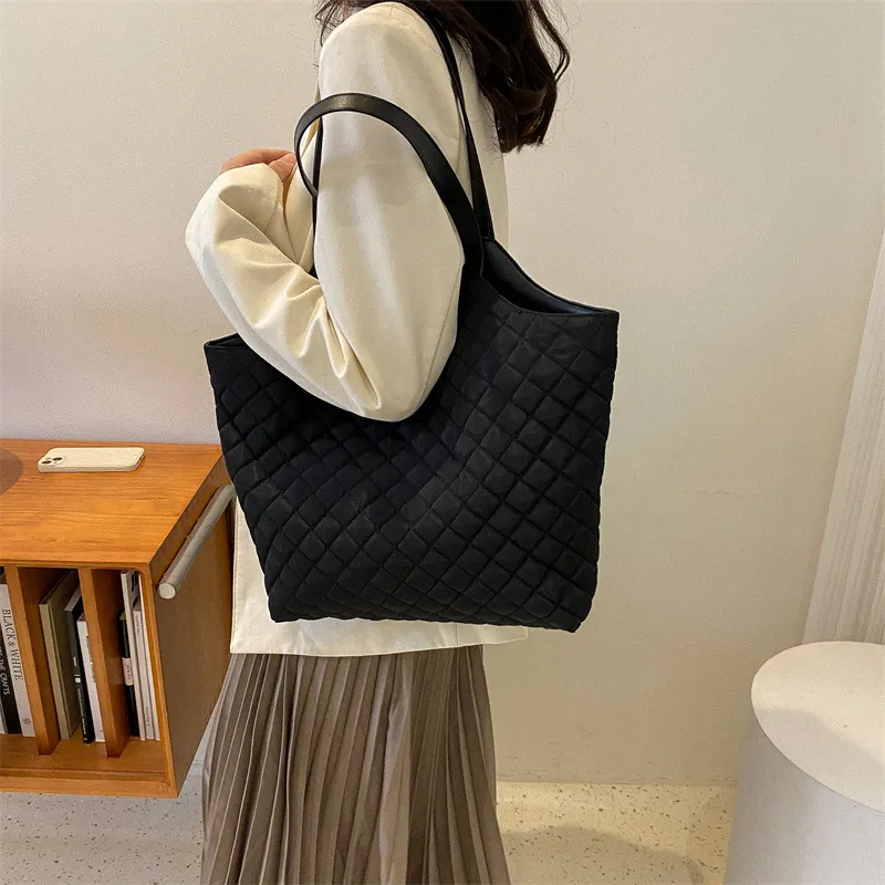 Borsa a tracolla alla moda, grande capacità, da donna, con pieghe a rombo, ricamo a filo, da ascella, borse a mano, tote bag_voghion.com