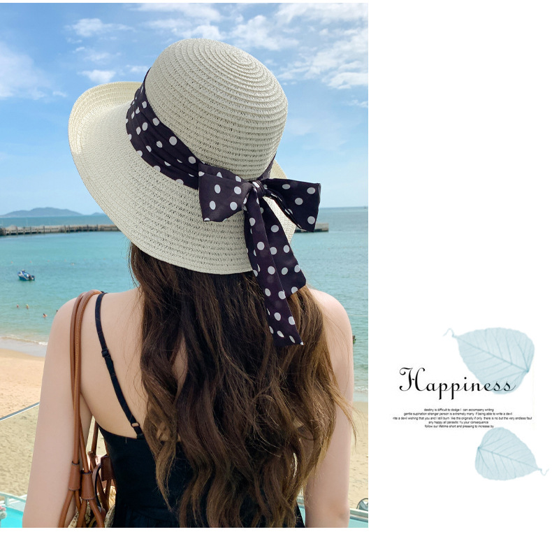 Donne estive con pois, nastri, turismo in paglia, spiaggia h, tese larghe per protezione e ombreggiatura, sole rovesciato_voghion.com