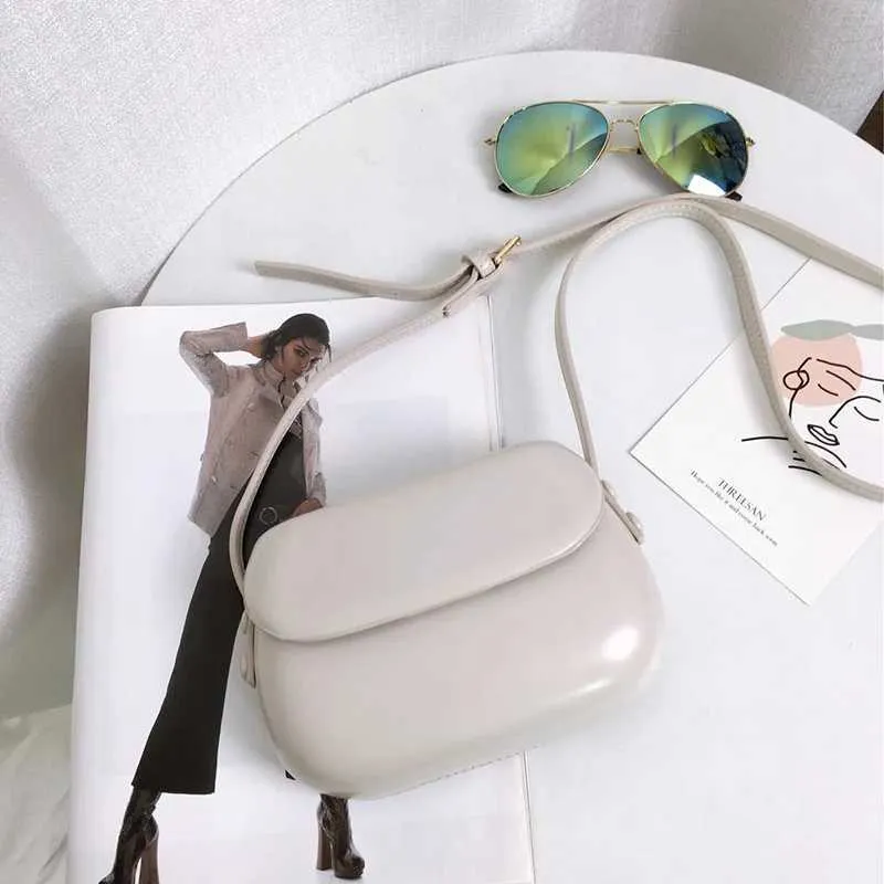 Dames schoudertas messenger bag van glanzend kunstleer_voghion.com