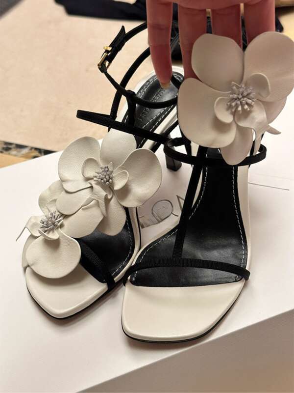 sandali bianchi con punta aperta, stile fata, linea dritta, tacco alto e sottile, punta quadrata, da donna_voghion.com