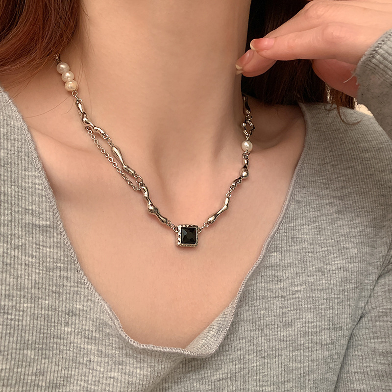 Natürliche Süßwasserperlen-Spleißhalskette für Damen, süßer und cooler Hot-Girl-Stil, High-End-Design, Nischen-Schlüsselbeinkette aus Titanstahl_voghion.com