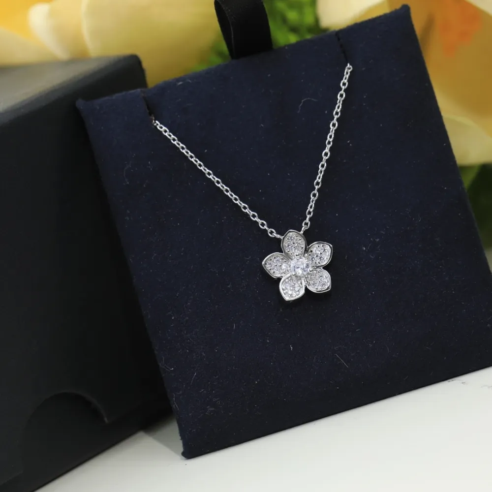 Sterling Silver Five-petal Flower Necklace With Zircon For Her_voghion.com