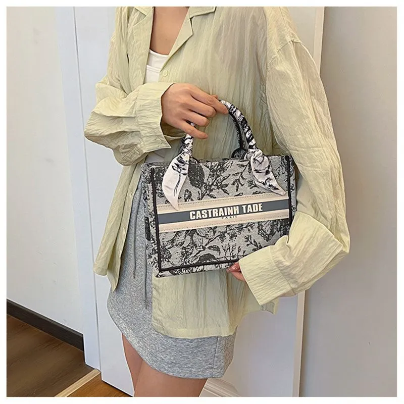 Borsa tote stampata a farfalla con tracolla a spalla e incrociata_voghion.com