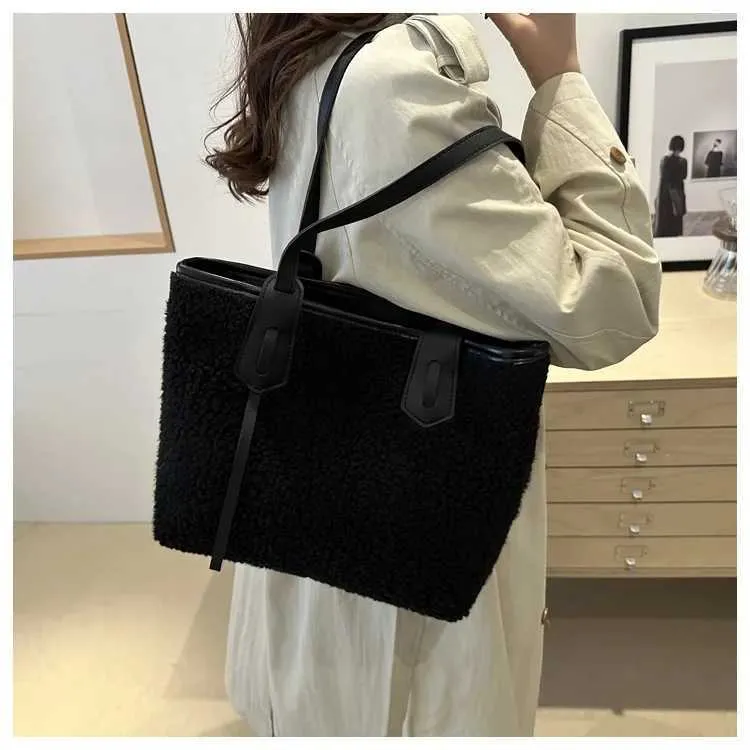 Sac à main en peluche à la mode de grande capacité pour femme, sac à bandoulière polyvalent de couleur unie, décontracté et chaud Y241216_voghion.com