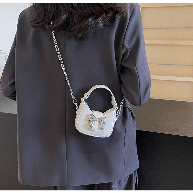 Little girl children's bag, 2024 new retro oily leather handbag, shiny bow chain crossbody bag, little princess mouth red envelope for women_voghion.com
