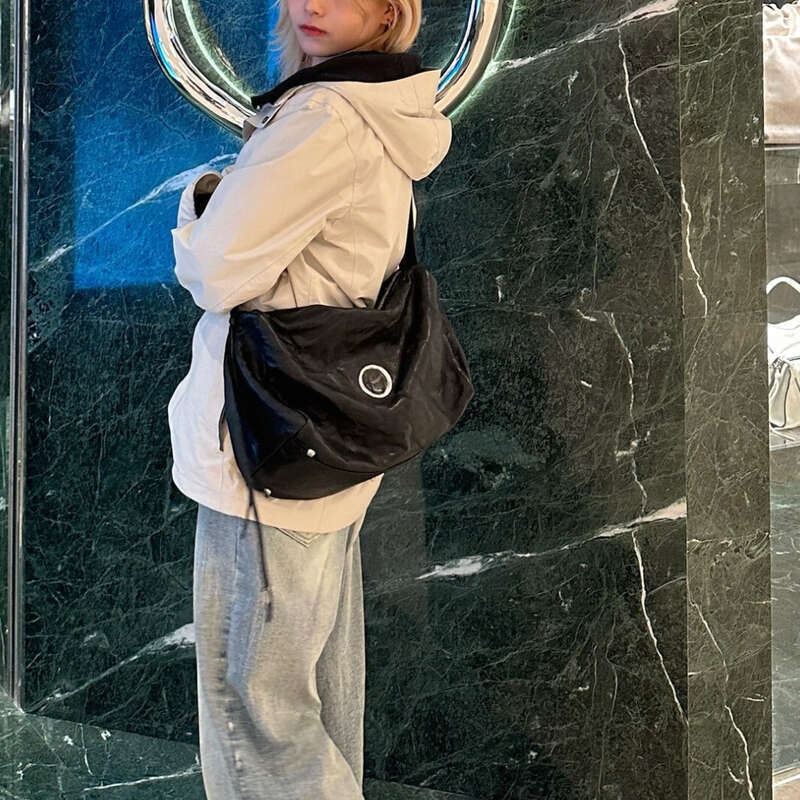Borsa morbida tote cross inclinata nera neutra con cuscino, grande capacità, per pendolari_voghion.com