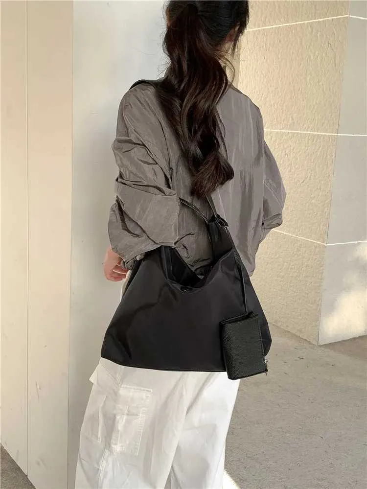 Women's Nylon Shoulder Bag Large Capacity Leisure Commuter Style_voghion.com