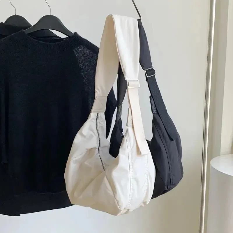 2024 Mode Sommer Große Kapazität Casual Nylon Frauen Koreanischen Stil Hobos Jugend Crossbody Umhängetasche 240827_voghion.com