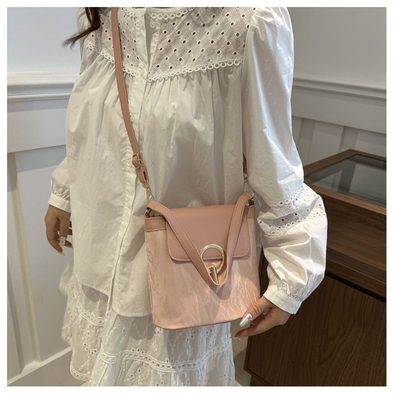 Handheld frauen mit stiolle spleißen kontrast farbe eimer urlaub 2024 frühjahr/sommer neue umhängetasche, trendy_voghion.com