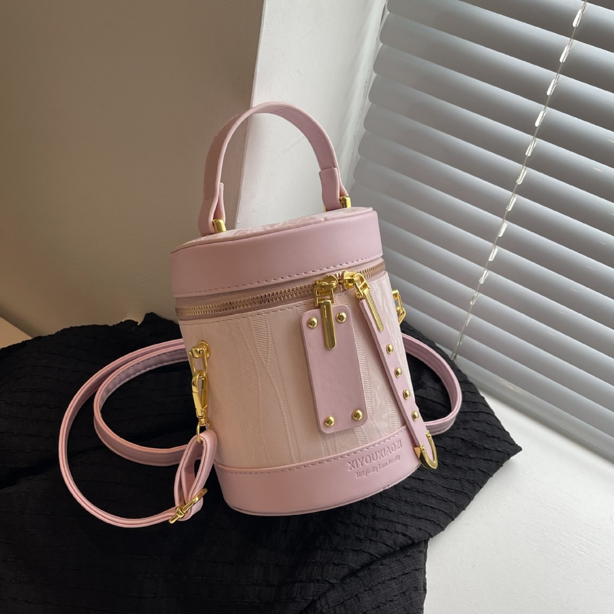 Handheld cylindrical 2024 new fashionable and versatile personalized for going out to work trendy single shoulder
