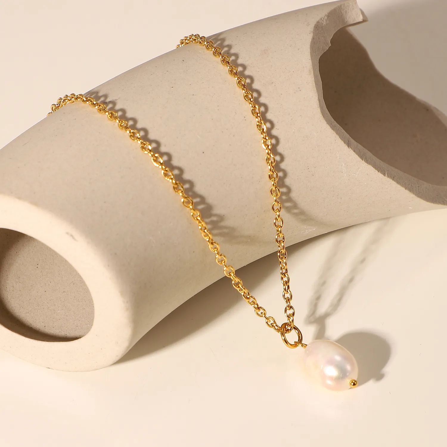 Colliers à pendentif élégants en perles simples, collier en acier inoxydable, chaîne de clavicule plaquée or pour femmes_voghion.com