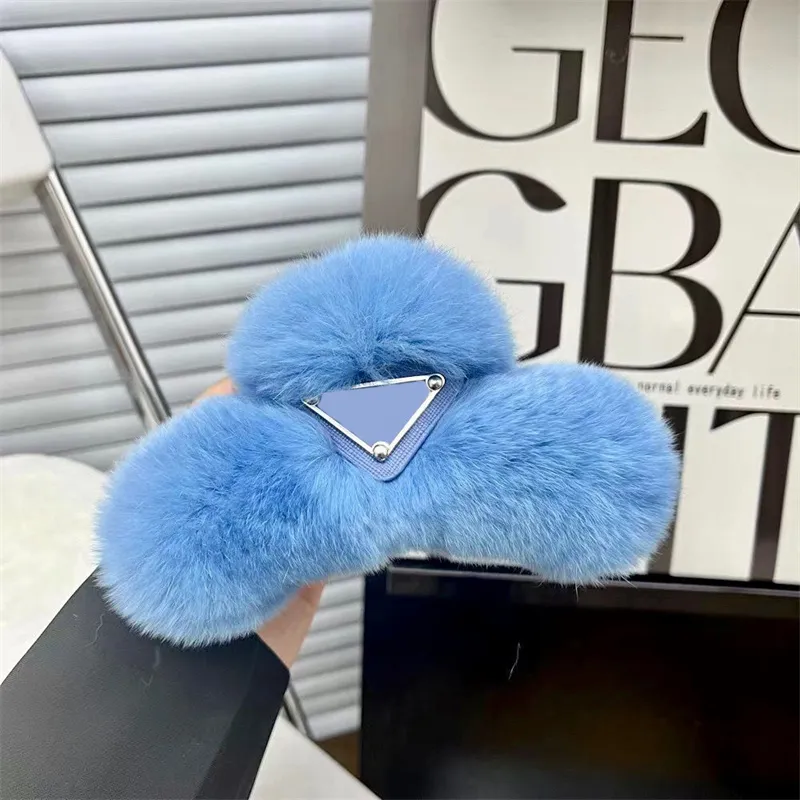 Prd Agrafe pufoase Triunghi Designer Agrafe pentru femei Fuzzy Letters Agrafă cu gheare Furry Winter Warm Hair Pin Designers Fete_voghion.com