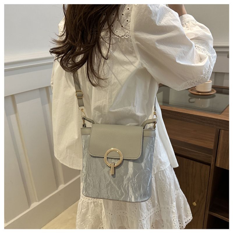 Handheld frauen mit stiolle spleißen kontrast farbe eimer urlaub 2024 frühjahr/sommer neue umhängetasche, trendy_voghion.com