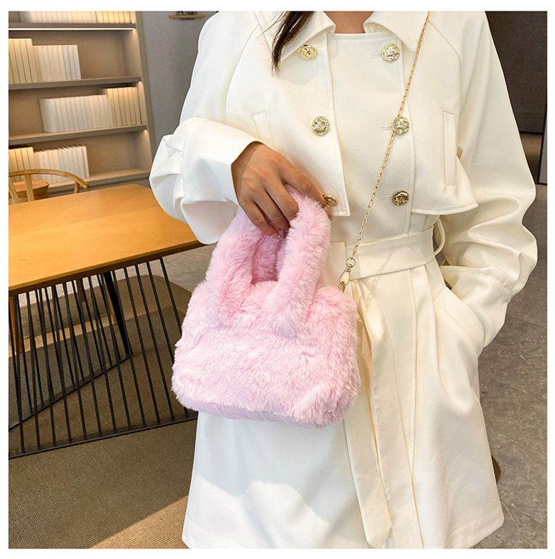 Süße Handtasche in koreanischer Version 2023, neues Nischendesign, tragbare Umhängetasche mit Plüschkette_voghion.com