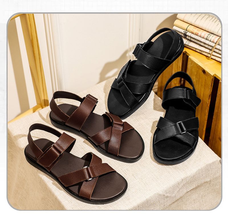 Om sommeren, herresandaler i skinn, sklisikre og luktfrie strandsko, pustende topplag av kuskinn, bruk uformelle sandaler_voghion.com
