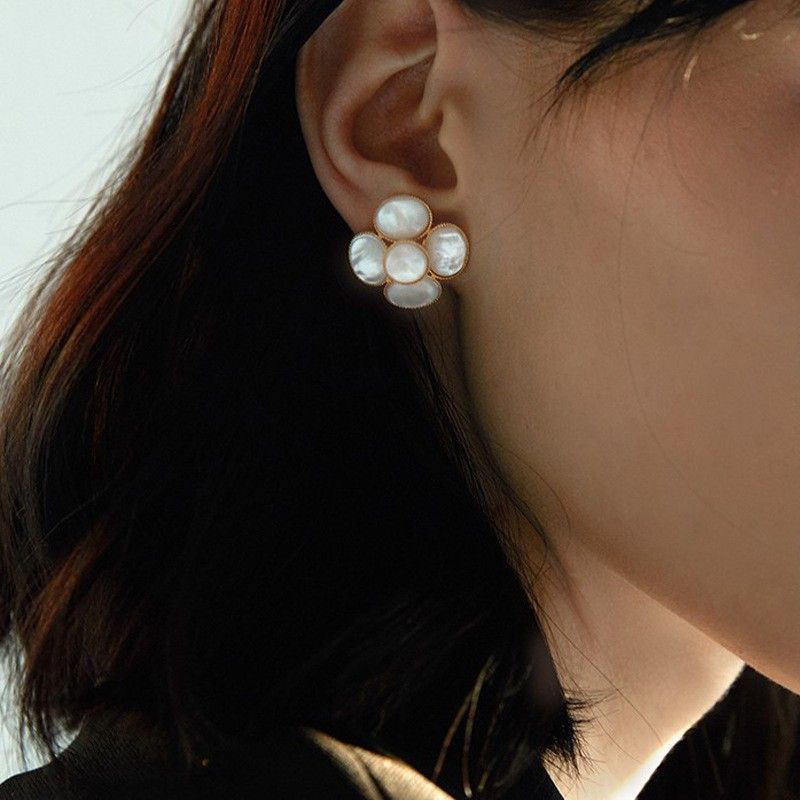 Orecchini da donna in madreperla naturale semplice e classica con camelia placcati in oro 14k_voghion.com