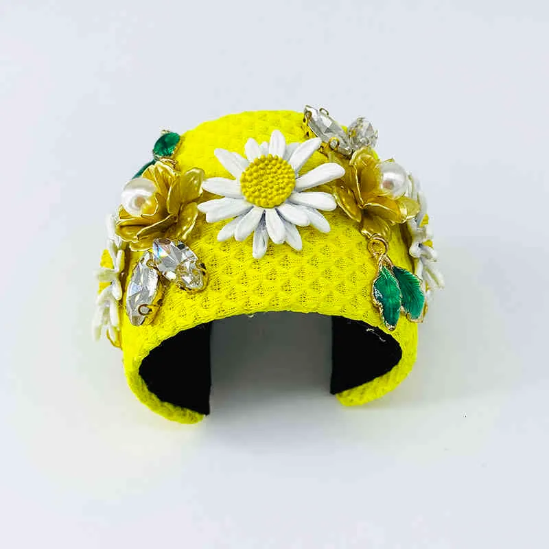 Pulseira de bracelete com berloques barroca e flores strass_voghion.com