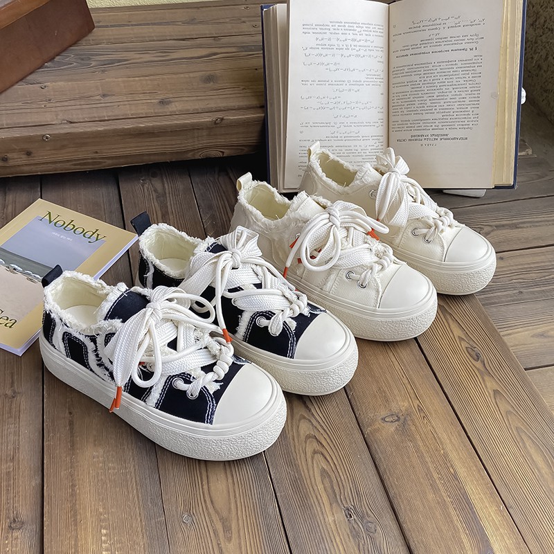 Baikuang 2024 Nouvelles petites chaussures blanches pour femmes, chaussures de planche polyvalentes en toile à bords irréguliers, chaussures chics_voghion.com