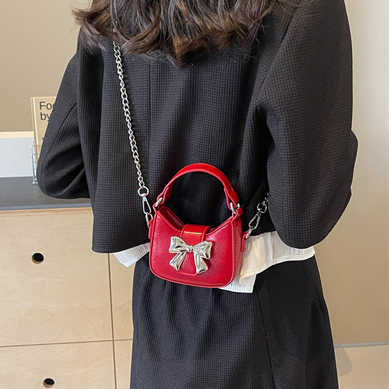 Little girl children's bag, 2024 new retro oily leather handbag, shiny bow chain crossbody bag, little princess mouth red envelope for women_voghion.com