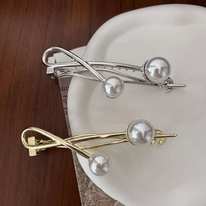 Minimalistische Haarspangen aus Metall im neuen Stil mit zwei Perlen für den Hinterkopf von Frauen, mit einem stylischen Haarband mit Drehclip_voghion.com