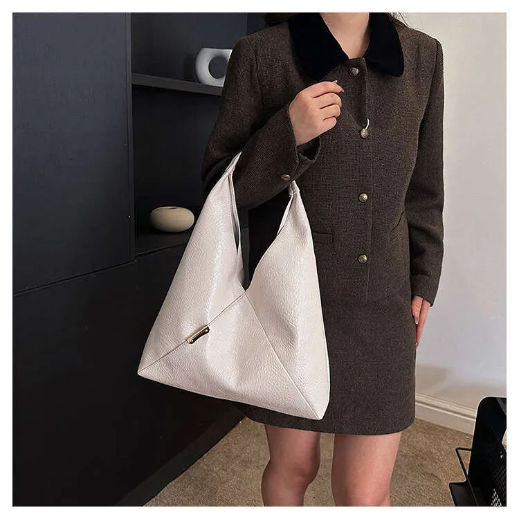 2024 Nouveau sac à bandoulière de style simple et cool à la mode avec triangle portable_voghion.com