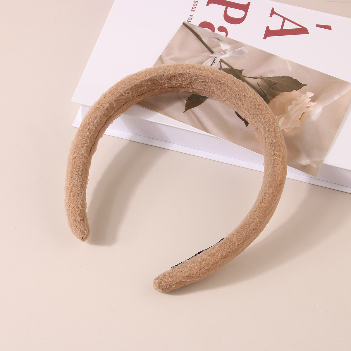 Tiara larga de renda plissada com esponja para mulher_voghion.com