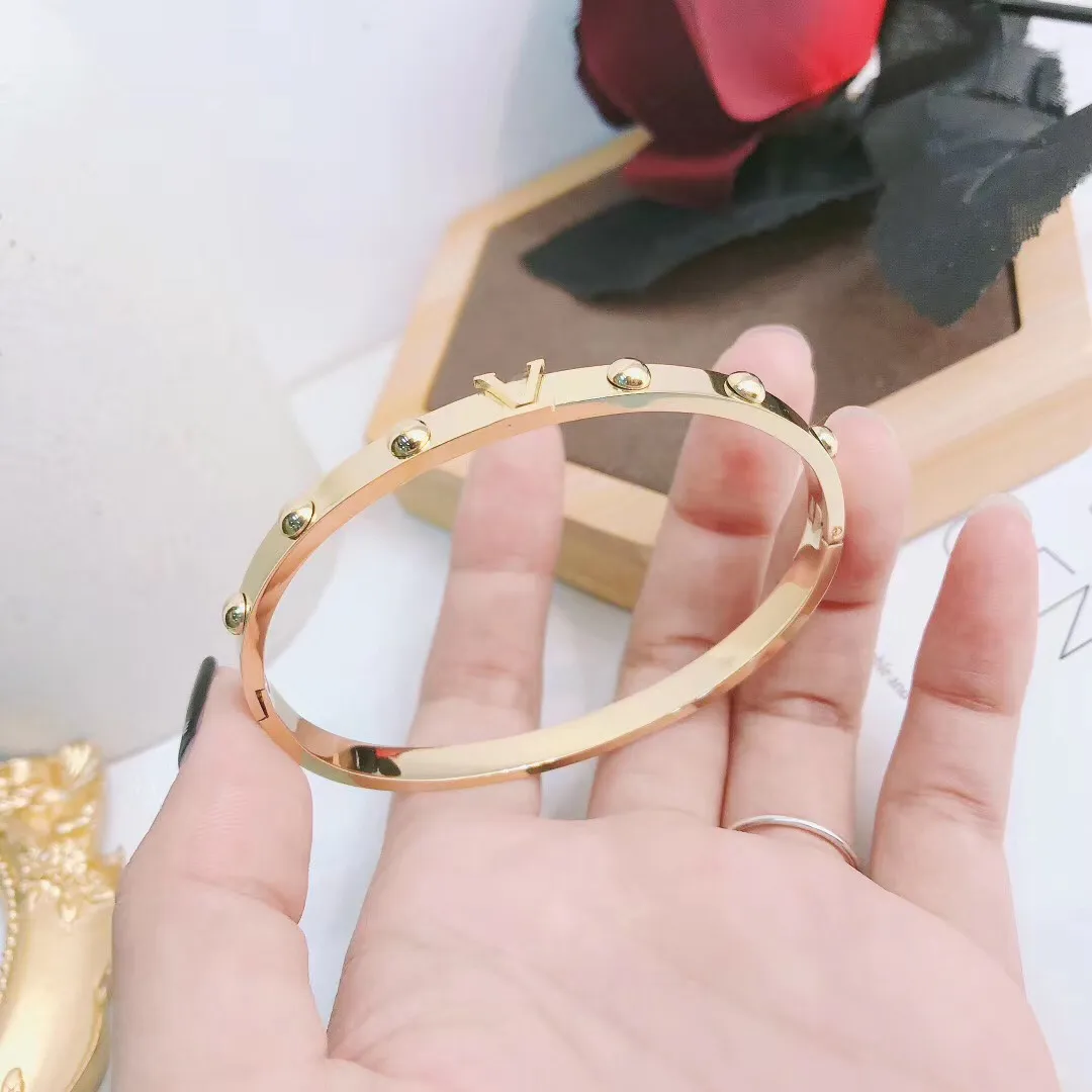 Brand Bangle Digners Letter Jewelry Gold Plated Versatile for Women Bracelets Gift European American Fashion_voghion.com