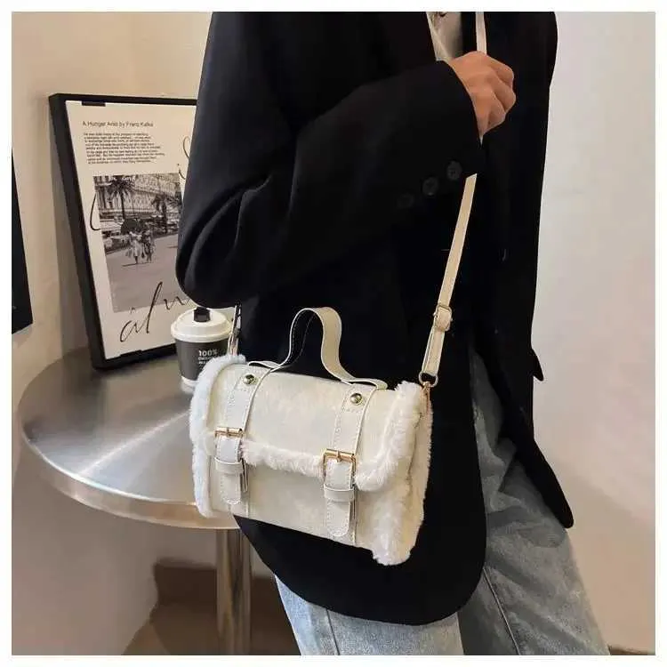 Winter Frauen Crossbody/schulter 2023 Neue Lamm Plüsch Veet Tasche Dame Kleine Quadratische Handtasche Französisch Korea StyleC241106_voghion.com