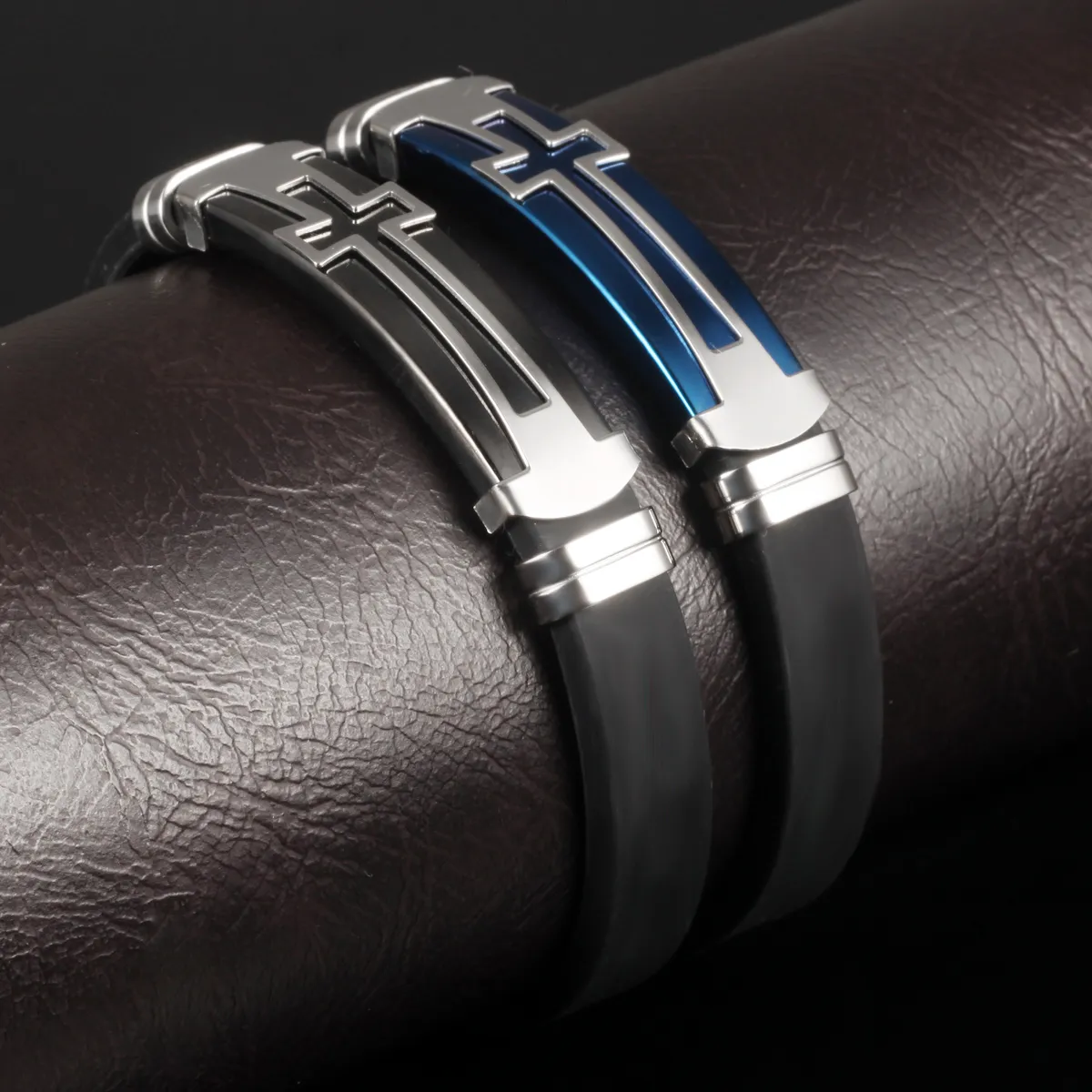 Braccialetti da uomo in silicone nero Classico in acciaio inossidabile Grande croce Gioielli da uomo Accessori con ciondolo religioso 2 colori1_voghion.com