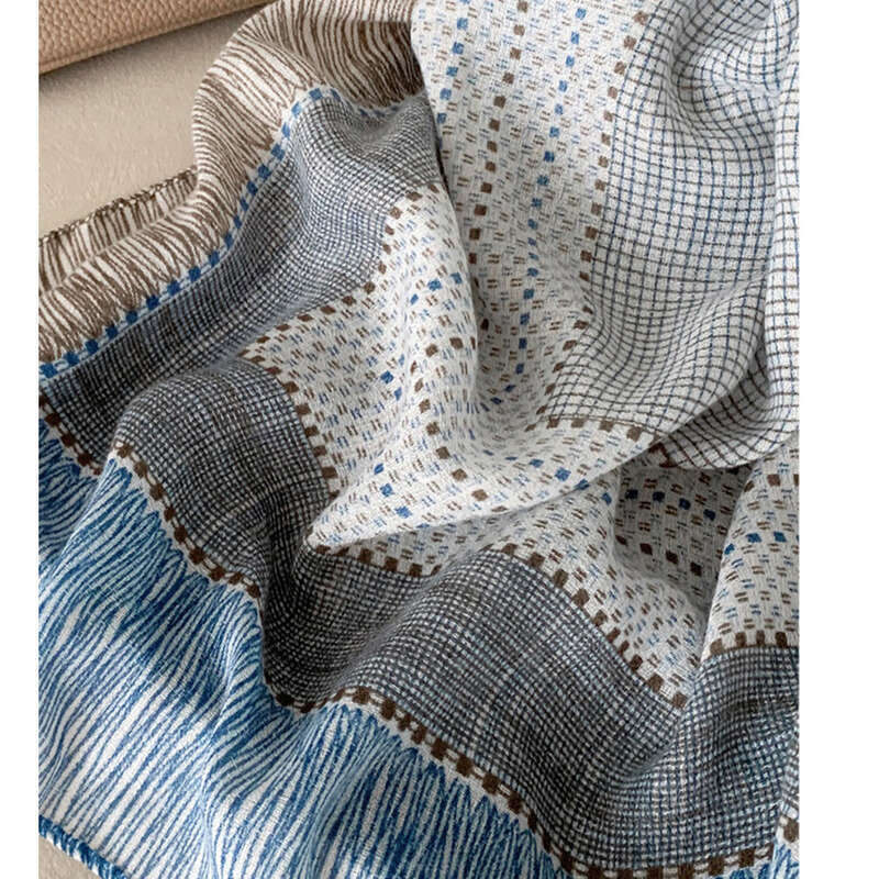 Nieuwe geruite sjaal voor dames (2025) in combinatie met overhemd, kamer met airconditioning, grote vierkante zijden sjaal, veelzijdig voor op kantoor_voghion.com