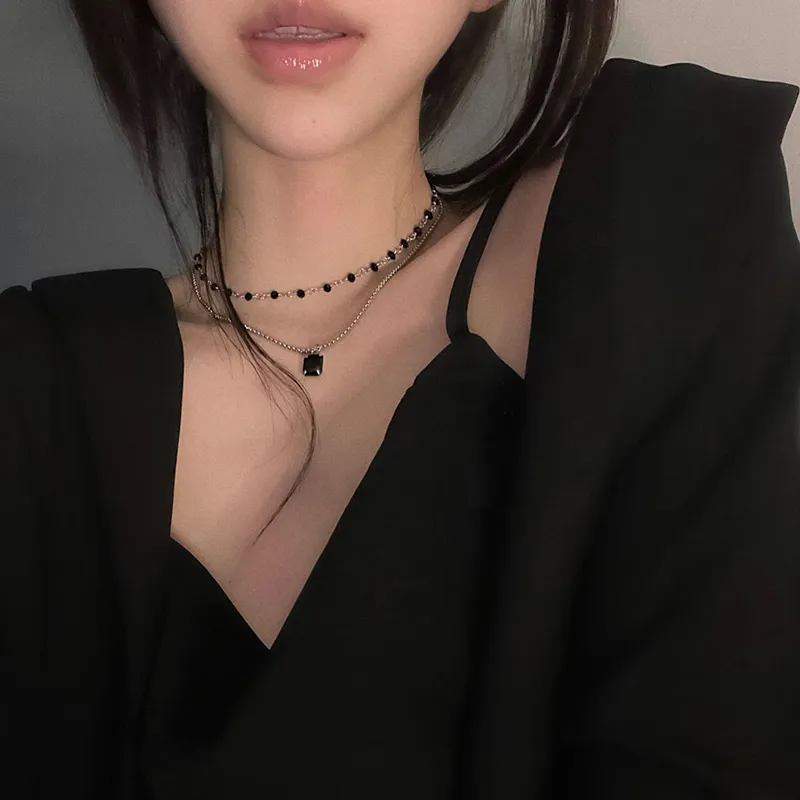 Collana girocollo a doppio strato con perline nere donna_voghion.com