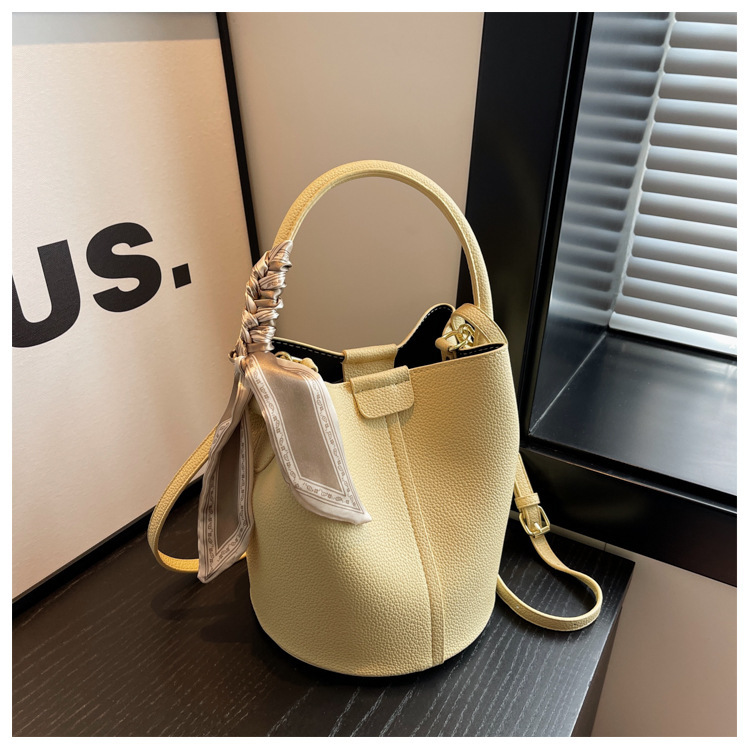 Le populaire de cette année pour les femmes à l'été 2024 est un sac à bandoulière polyvalent et tendance avec une texture haut de gamme et