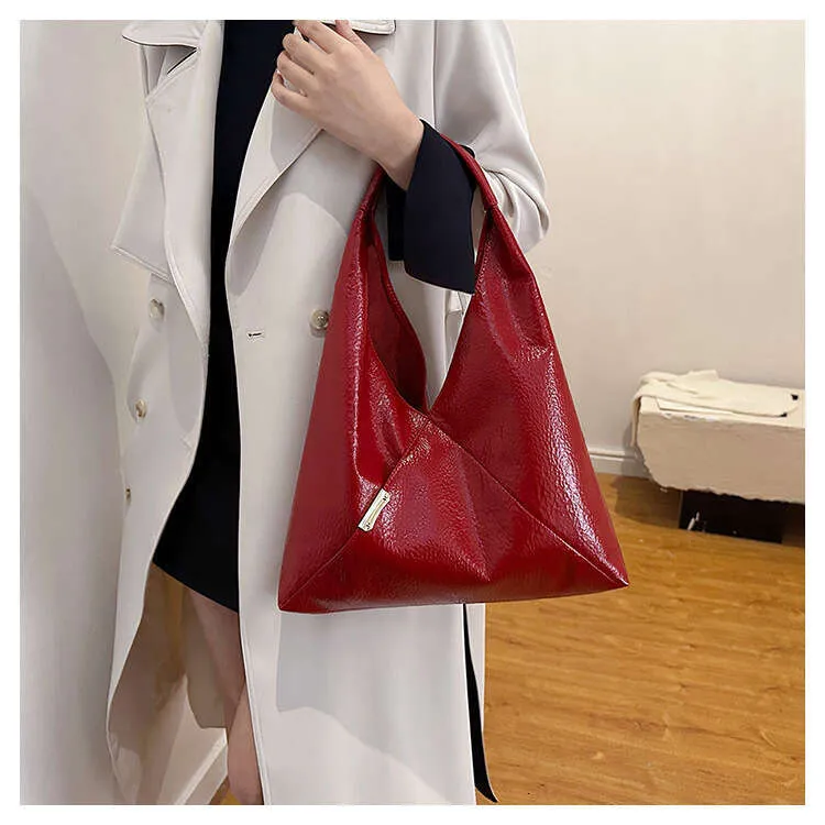 2024 Nouveau sac à bandoulière de style simple et cool à la mode avec triangle portable_voghion.com