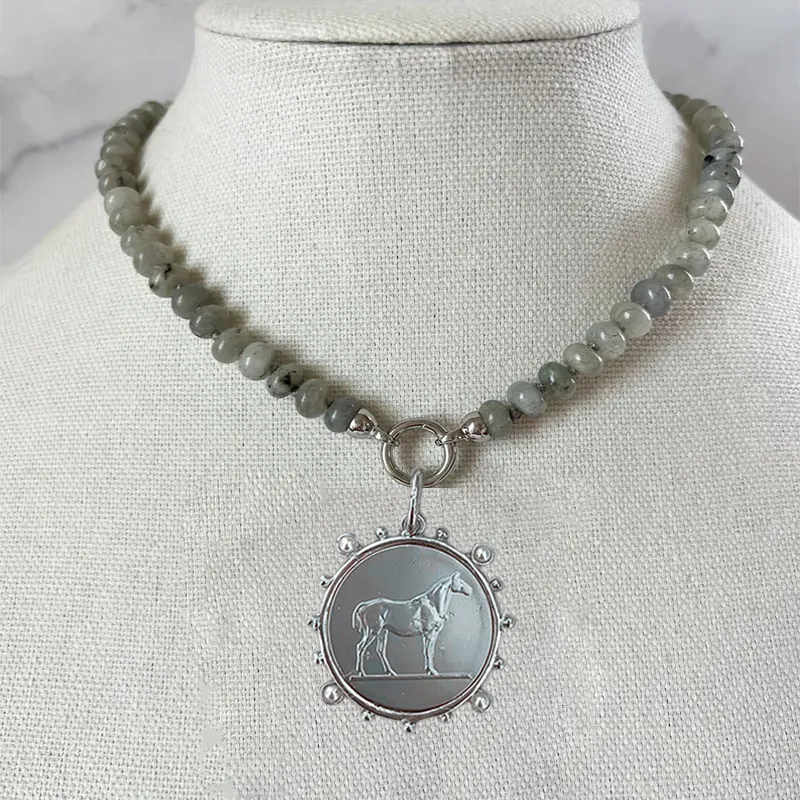 Collier pendentif médaillon cheval en acier inoxydable unisexe_voghion.com