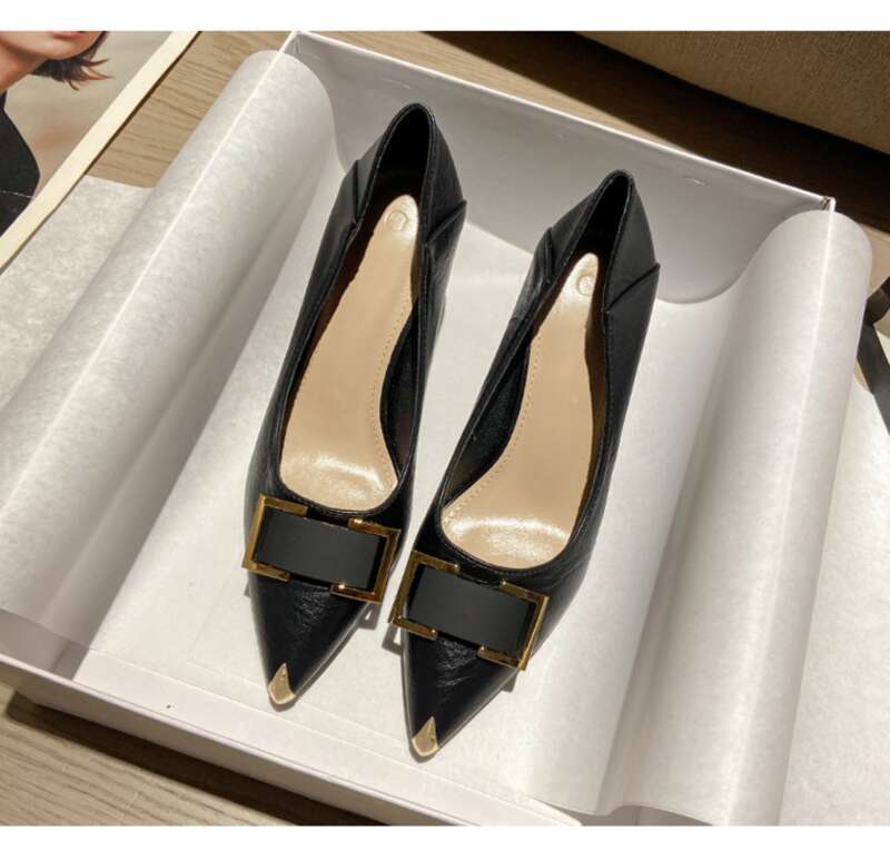 Zapatos puntiagudos sencillos 2025 Nuevo temperamento Hebilla de metal Zapatos de hada para mujer_voghion.com