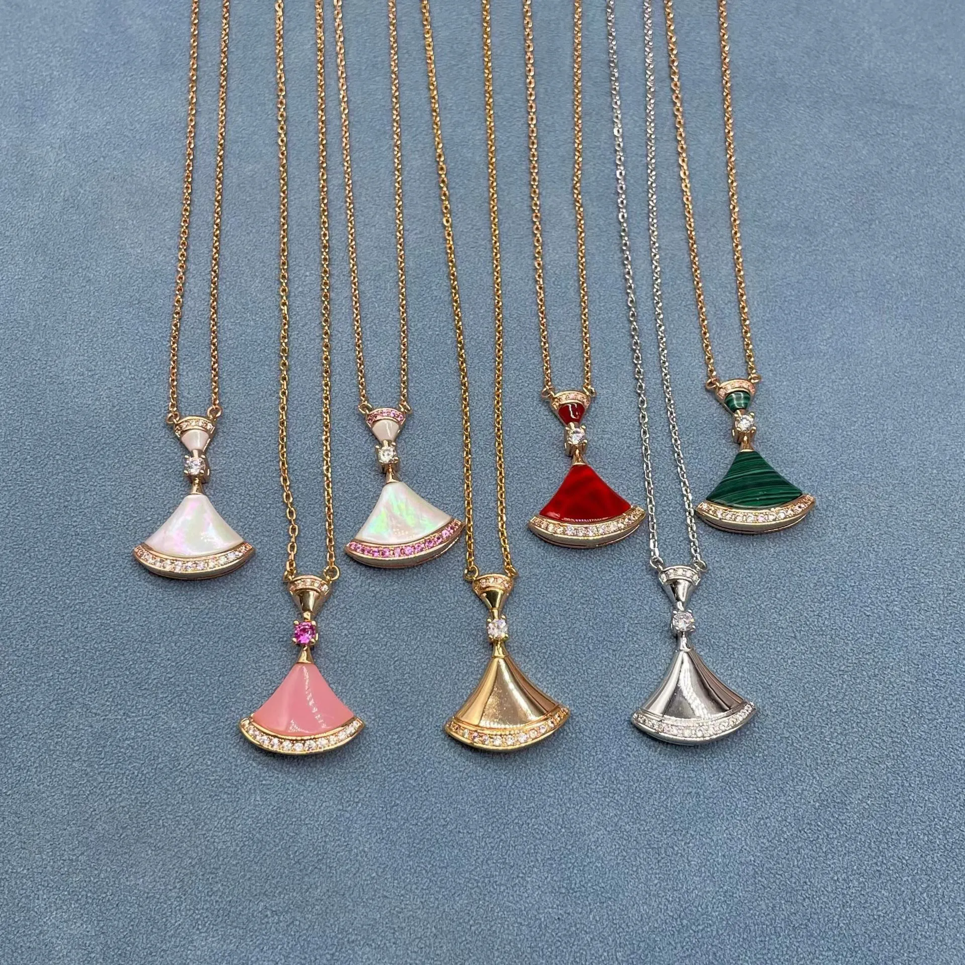 Colar com pingente em leque clássico em ouro rosa e cristal rosa_voghion.com