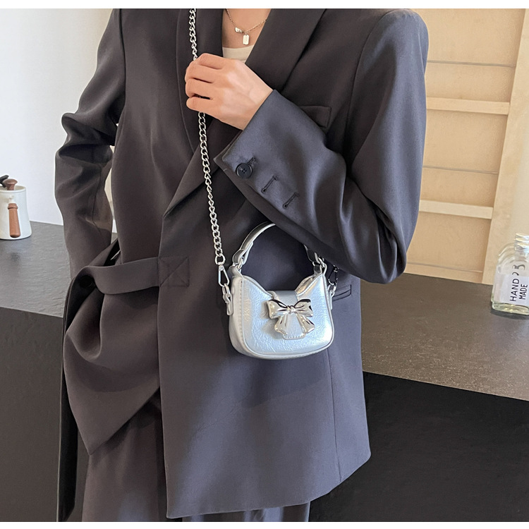 Little girl children's bag, 2024 new retro oily leather handbag, shiny bow chain crossbody bag, little princess mouth red envelope for women_voghion.com