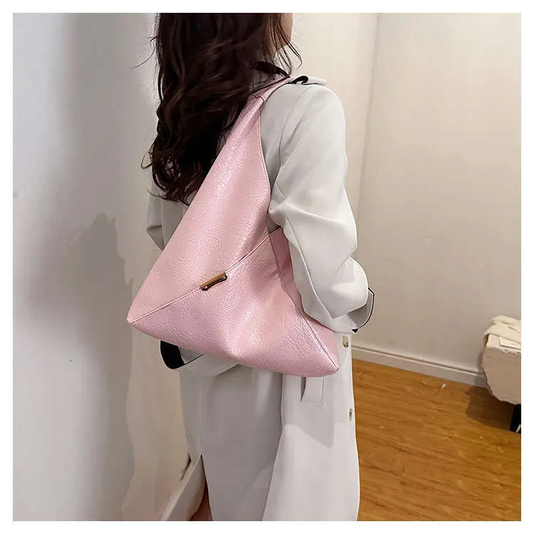 2024 Nouveau sac à bandoulière de style simple et cool à la mode avec triangle portable_voghion.com
