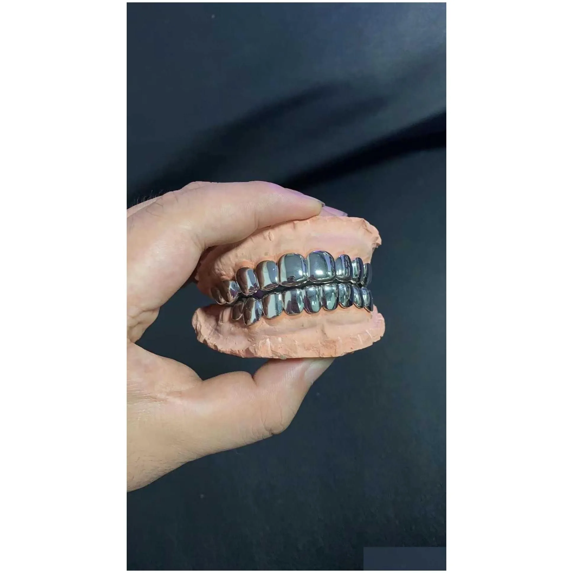 Naszyjniki z wisiorkami na zamówienie Grille dentystyczne Iced Out Sterling Sier Prawdziwa biżuteria ze złota Oprawa zygzakowa Vvs Moissanite_voghion.com