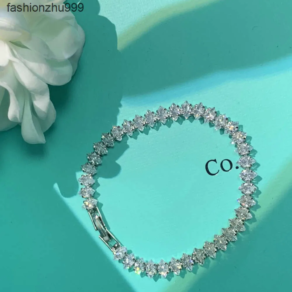 Designer Women's Charm Fashion Two Colors Diamond High Quality Bracelet Exquisite Jewelry Beautiful Gift_voghion.com