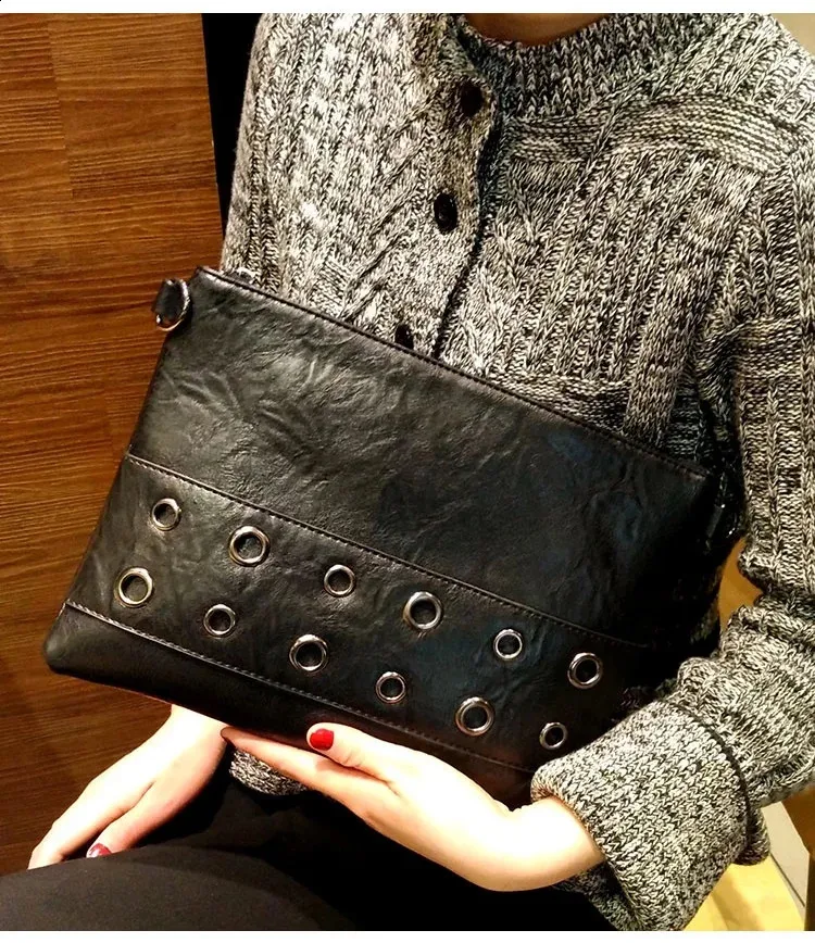 Pochette envelope con borchie borsa a tracolla borsa a spalla_voghion.com