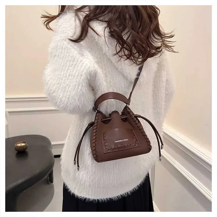 Borsa a secchiello a tracolla e spalla in pelle donna casual_voghion.com