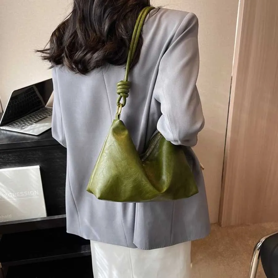 Borsa a tracolla da donna con texture in pelle morbida geometrica_voghion.com
