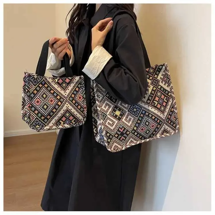 Sac à main en toile rouge de grande capacité de style ethnique 2024 pour femmes, tissé à la main, à une épaule, ins241218_voghion.com