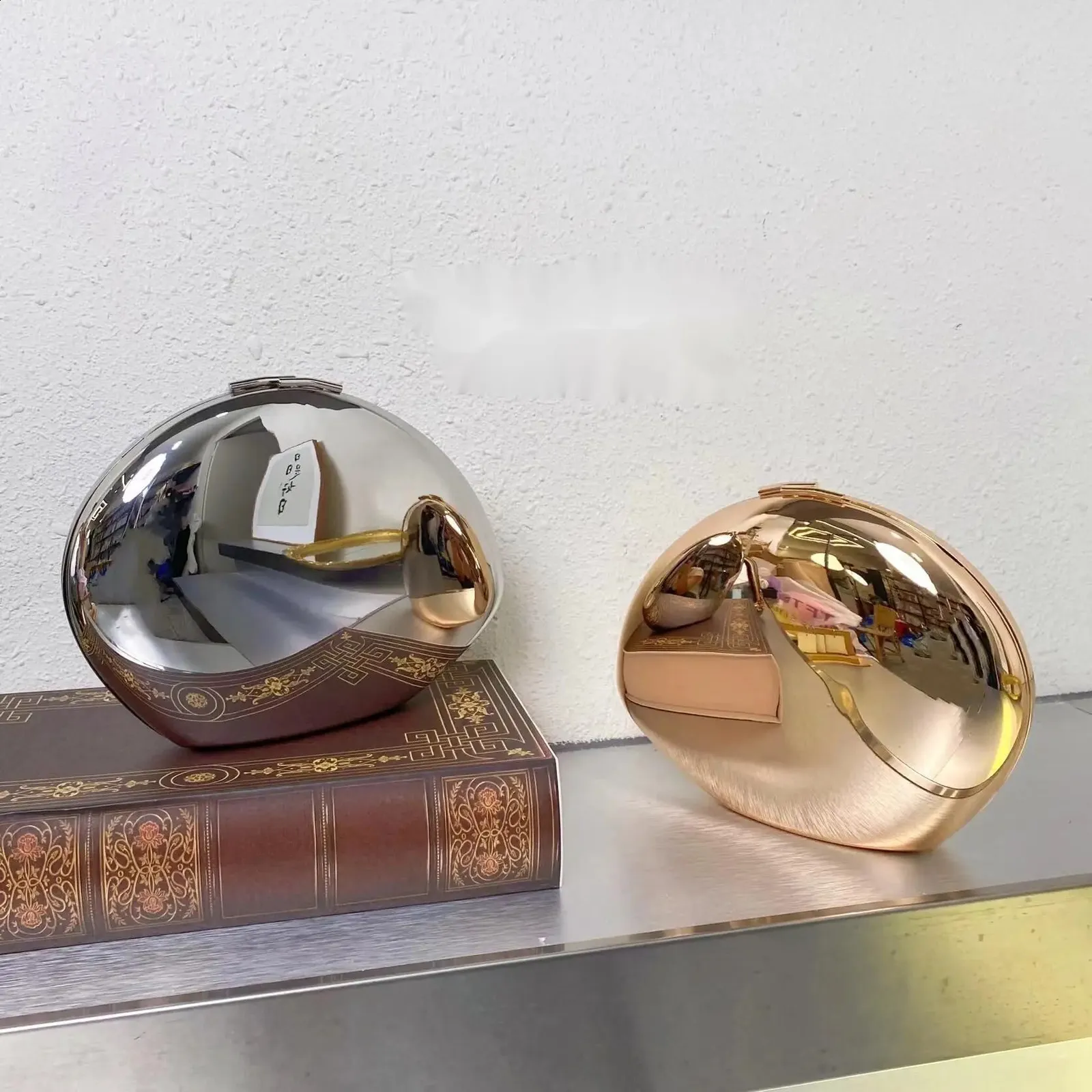 Bolso de mano con forma de concha de metal de nicho, superficie de espejo lisa, plateado y dorado, bonito bolso de mano para fiesta de noche para mujer, venta al por mayor 2024_voghion.com