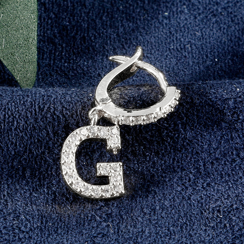 FEEHOW Modieuze 26 Engelse letters gestapeld met mesh rode oorbellen, kleine en elegante oorbellen_voghion.com