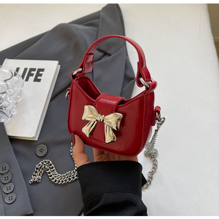 Little girl children's bag, 2024 new retro oily leather handbag, shiny bow chain crossbody bag, little princess mouth red envelope for women_voghion.com
